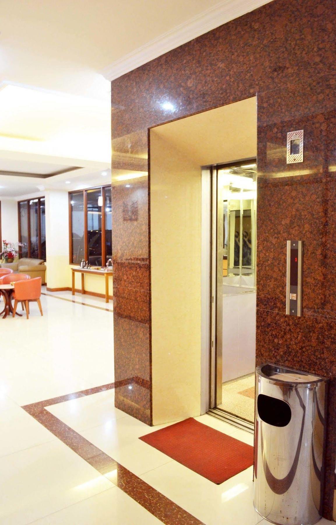 Newton Residence Giacarta Esterno foto